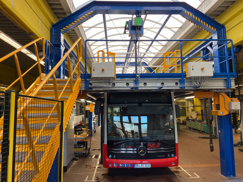 Pfaff Verkehrstechnik liefert höhenverstellbare Dacharbeitsbühne an die DVG zur Wartung und Instandhaltung der Busflotte